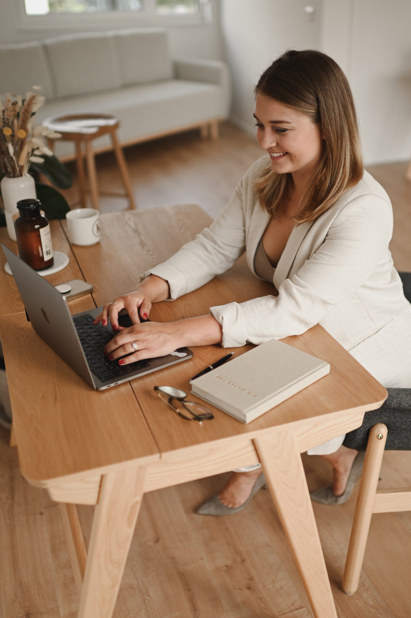 Das Bild zeigt die Coachin arbeitend am Schreibtisch.